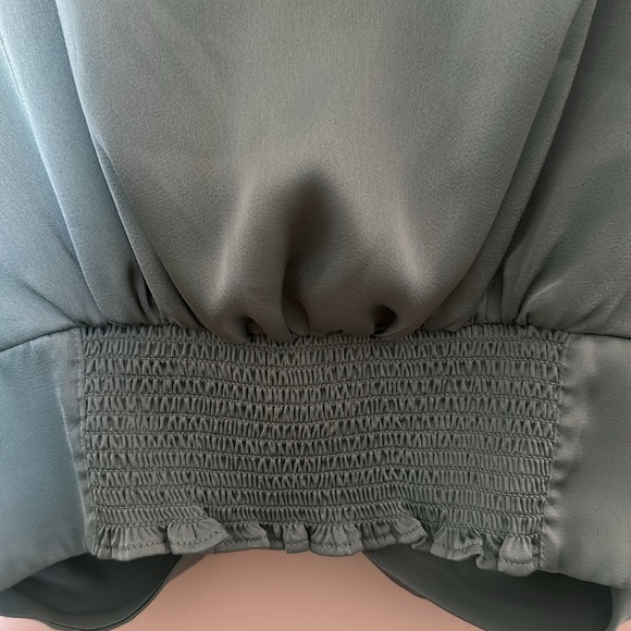 NWOT - Dynamite Satin like Crop front twisted blouse - Picture 6 of 8